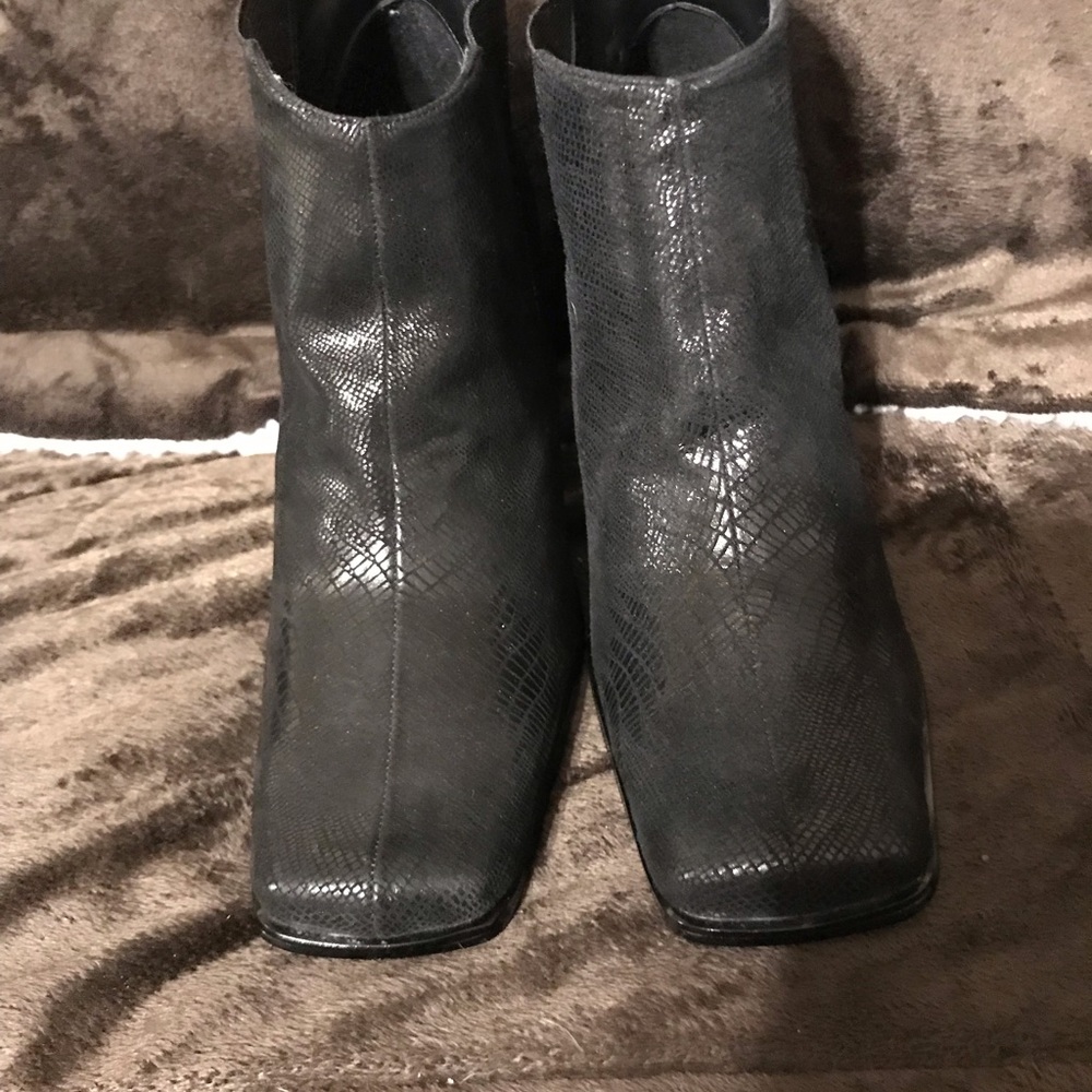Sz 6B Genuine Leather Croc Look Black Booties VGC